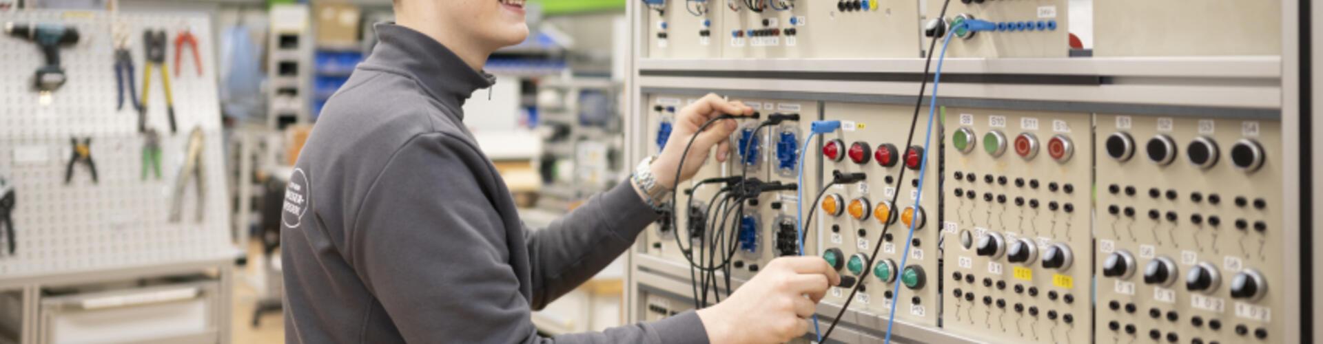 Leo macht eine Ausbildung zum Elektroniker