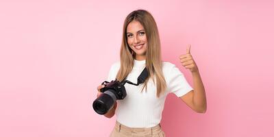 junge Frau im weißen T-Shirt mit Kamera um den Hals und in der Hand