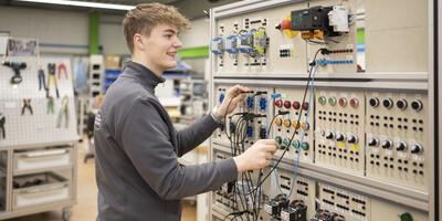 Leo macht eine Ausbildung zum Elektroniker