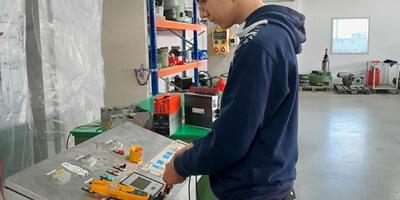 Leon macht eine Ausbildung zum Elektroniker für Betriebstechnik