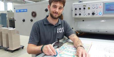 Marvin macht eine Ausbildung zum Packmitteltechnologen bei der Ludo Fact GmbH.